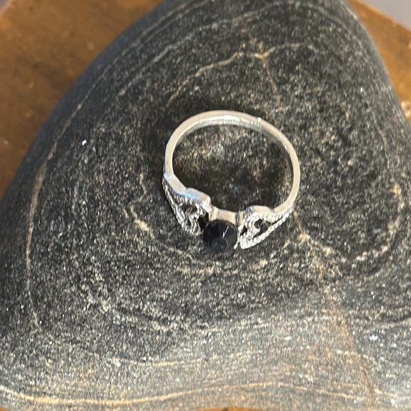 NWOT - Size 8 - black stone / antique style setting - ring - read description! - Picture 3 of 4